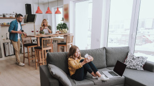 Mann, Frau und Kind im Wohnzimmer